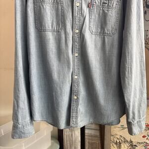 Men’s Levi Denim Modern Fit Button Up Size XL